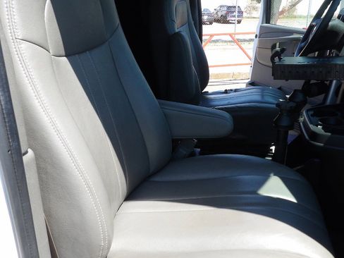 Used 2015 Chevrolet Express 2500 RWD image 24