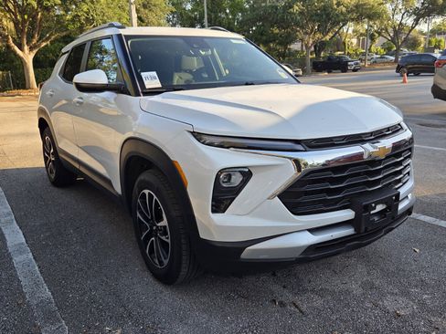 Used 2025 Chevrolet TrailBlazer LT AWD/4WD image 2