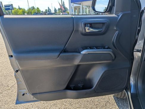 Used 2022 Toyota Tacoma TRD Sport AWD/4WD image 10