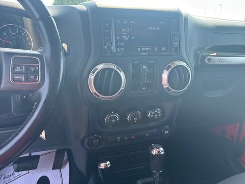 Used 2018 Jeep Wrangler Unlimited Sahara w/ Connectivity Group AWD/4WD image 21