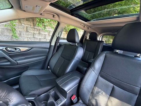 Used 2018 Nissan Rogue SL w/ Premium Package AWD/4WD image 17