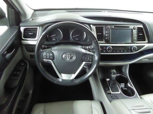 Used 2019 Toyota Highlander XLE AWD/4WD image 10