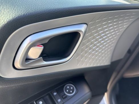 Used 2023 Kia Soul LX w/ LX Technology Package image 17
