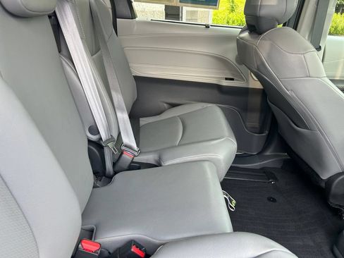 Used 2022 Toyota Sienna XLE w/ XLE Plus Package FWD image 17