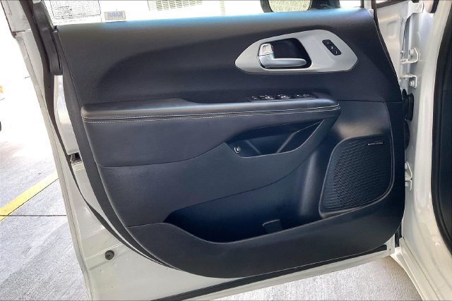Used 2023 Chrysler Pacifica Limited w/ Uconnect Theater Family Group FWD image 22