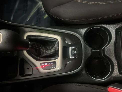 Used 2017 Jeep Cherokee Sport FWD image 12