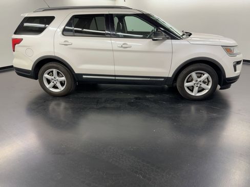 Used 2018 Ford Explorer XLT w/ Equipment Group 202A image 8