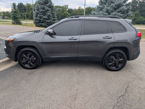 Used 2016 Jeep Cherokee Latitude w/ Cold Weather Group AWD/4WD image 6