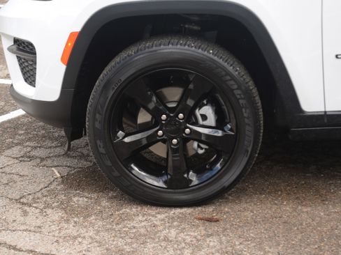 Used 2024 Jeep Grand Cherokee Altitude AWD/4WD image 27