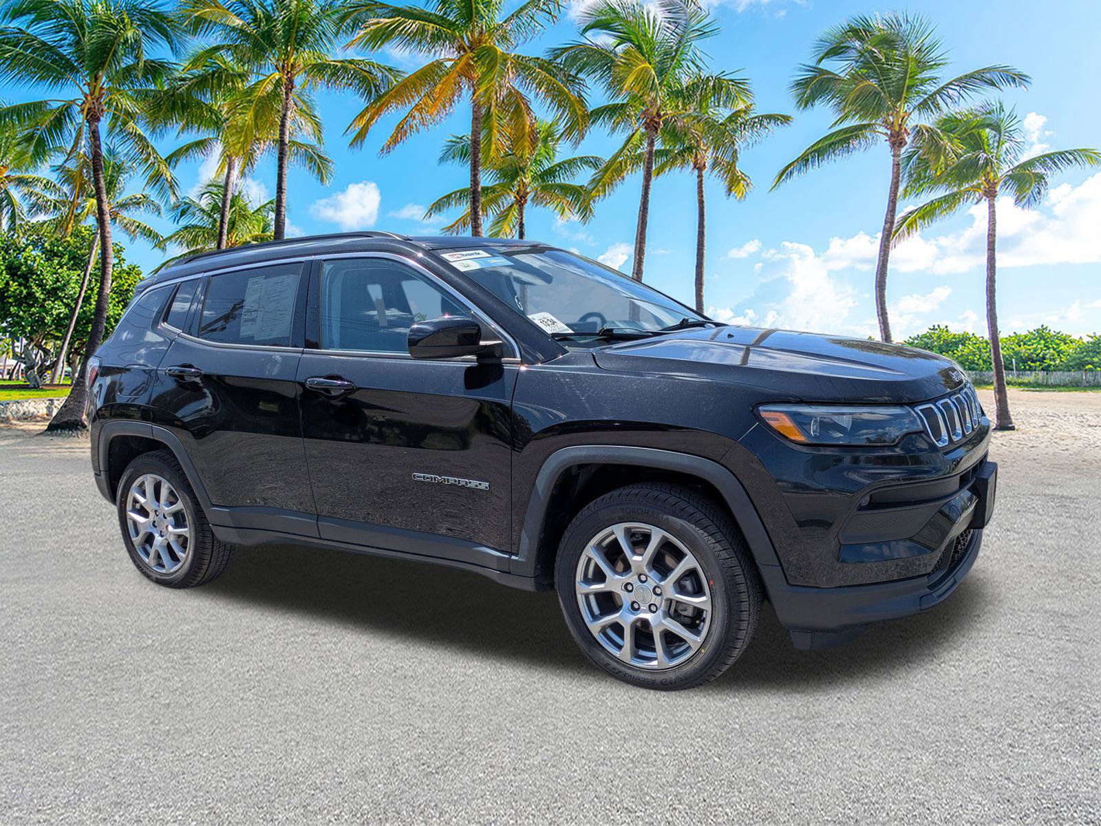 Used 2022 Jeep Compass Latitude w/ Sun and Sound Group AWD/4WD image 2