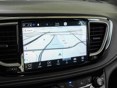 Used 2021 Chrysler Pacifica Touring-L w/ Uconnect Theater Family Group FWD image 22