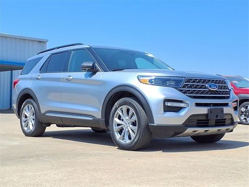 Used 2022 Ford Explorer XLT w/ Equipment Group 202A image 3