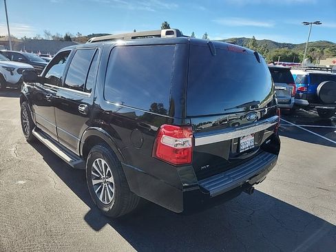 Used 2017 Ford Expedition XLT image 3