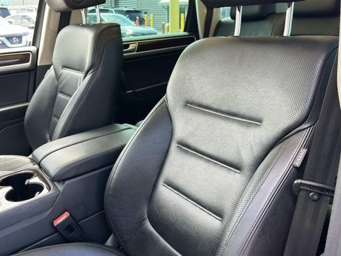 Used 2016 Volkswagen Touareg TDI AWD/4WD image 32