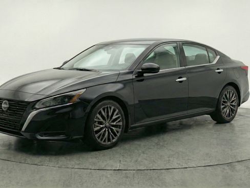 Used 2025 Nissan Altima 2.5 SV image 3