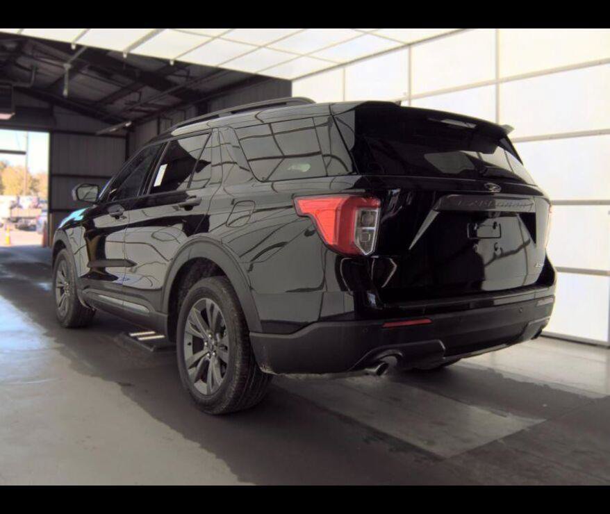 Used 2024 Ford Explorer XLT w/ Equipment Group 202A AWD/4WD image 11