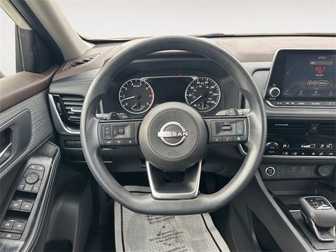 Used 2023 Nissan Rogue SV image 12