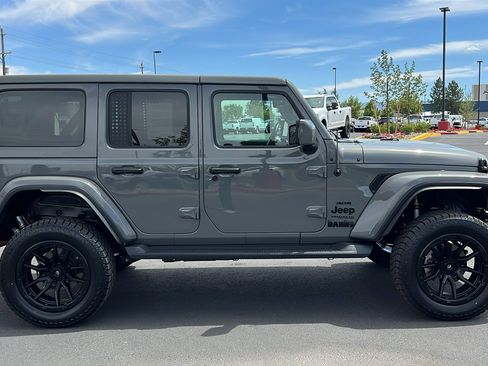 Used 2022 Jeep Wrangler Unlimited Sahara AWD/4WD image 4