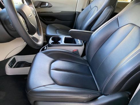 Used 2024 Chrysler Pacifica Limited FWD image 20