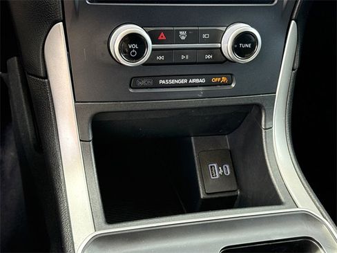 Used 2021 Ford Edge SE image 23