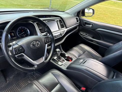 Used 2019 Toyota Highlander SE AWD/4WD image 16