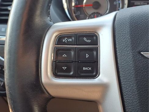 Used 2016 Chrysler Town & Country Touring w/ Driver Convenience Group FWD image 11