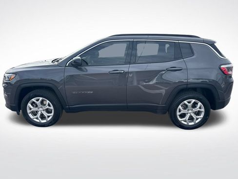 Used 2024 Jeep Compass Latitude AWD/4WD image 2