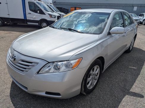Used 2009 Toyota Camry LE FWD image 3