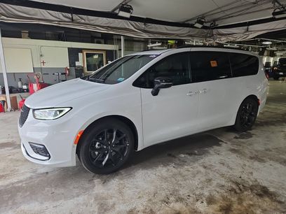 Used 2024 Chrysler Pacifica Touring-L w/ Uconnect Theater Family Group