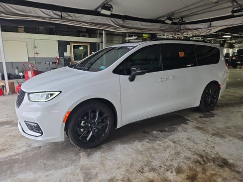 Used 2024 Chrysler Pacifica Touring-L w/ Uconnect Theater Family Group FWD image 1