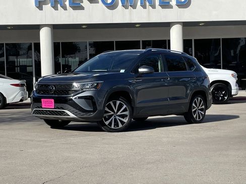 Used 2024 Volkswagen Taos SE image 1