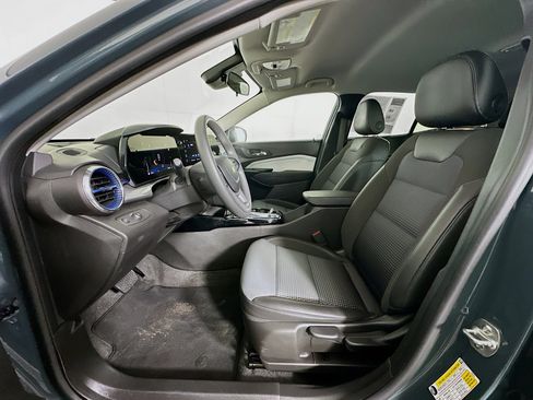 Used 2025 Chevrolet Trax LT FWD image 13