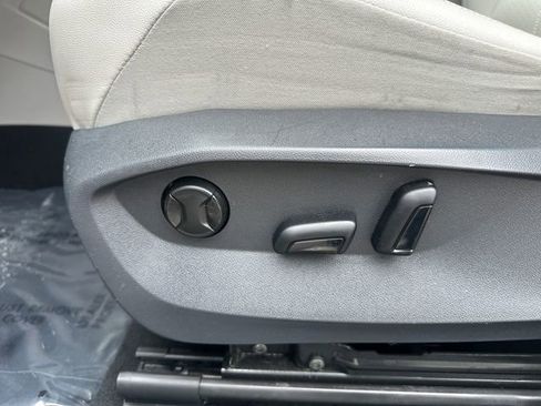 Used 2022 Volkswagen Tiguan SE FWD image 32