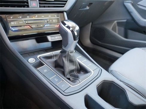 Certified 2025 Volkswagen Jetta SE image 31