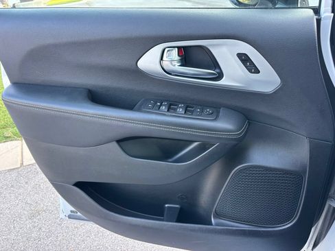 Used 2025 Chrysler Pacifica Limited FWD image 12