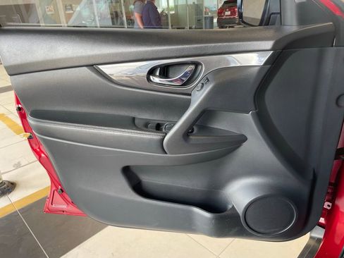 Certified 2017 Nissan Rogue SV w/ SV Premium Package image 10