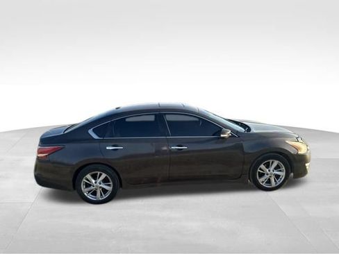 Used 2015 Nissan Altima 2.5 SV w/ Convenience Package FWD image 2