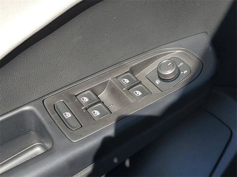 New 2025 Volkswagen Taos SE image 33