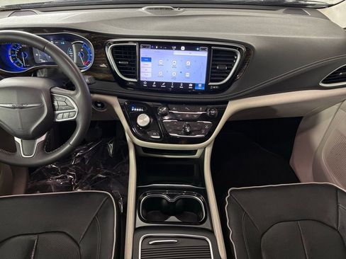 Used 2023 Chrysler Pacifica Limited image 35