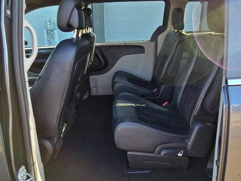 Used 2016 Dodge Grand Caravan SXT image 16