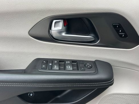 Used 2024 Chrysler Pacifica Select image 11