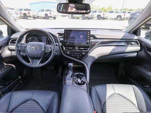 Used 2021 Toyota Camry SE w/ Cold Weather Package FWD image 11