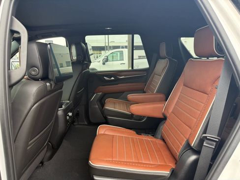 Used 2023 GMC Yukon Denali Ultimate AWD/4WD image 4