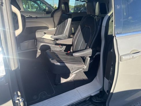 Used 2022 Chrysler Pacifica Touring-L FWD image 15