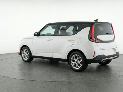 Used 2025 Kia Soul LX w/ LX Technology Package FWD image 6