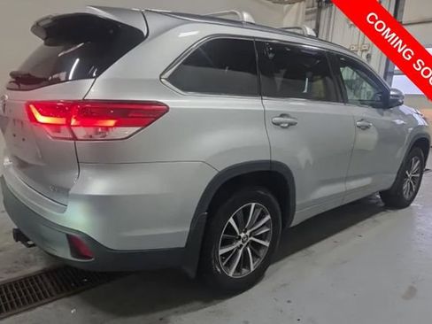 Used 2018 Toyota Highlander XLE image 3