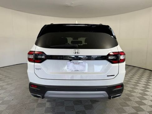 Used 2025 Honda Pilot Touring image 11