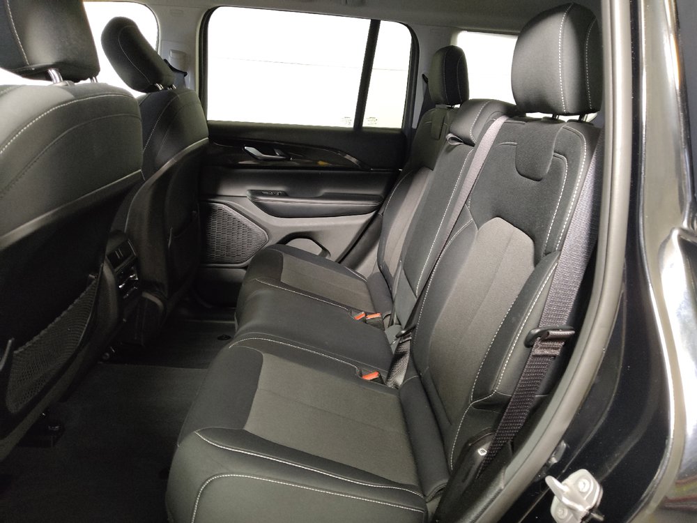 Used 2023 Jeep Grand Cherokee Laredo AWD/4WD image 18