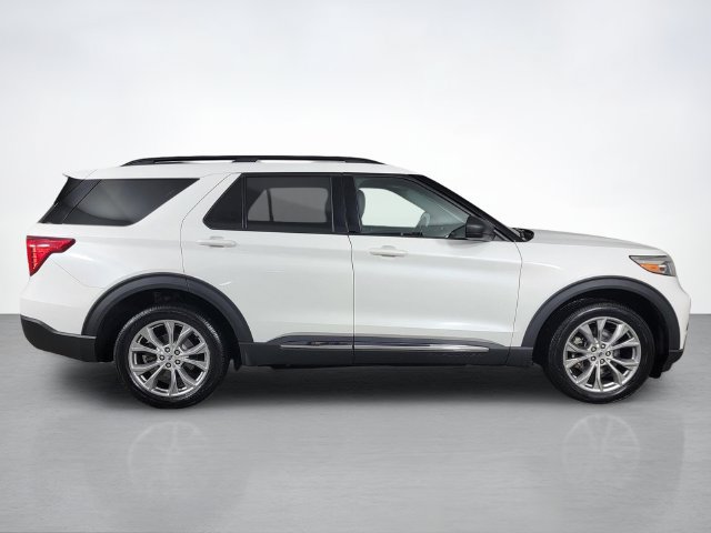Used 2022 Ford Explorer XLT w/ Equipment Group 202A AWD/4WD image 2