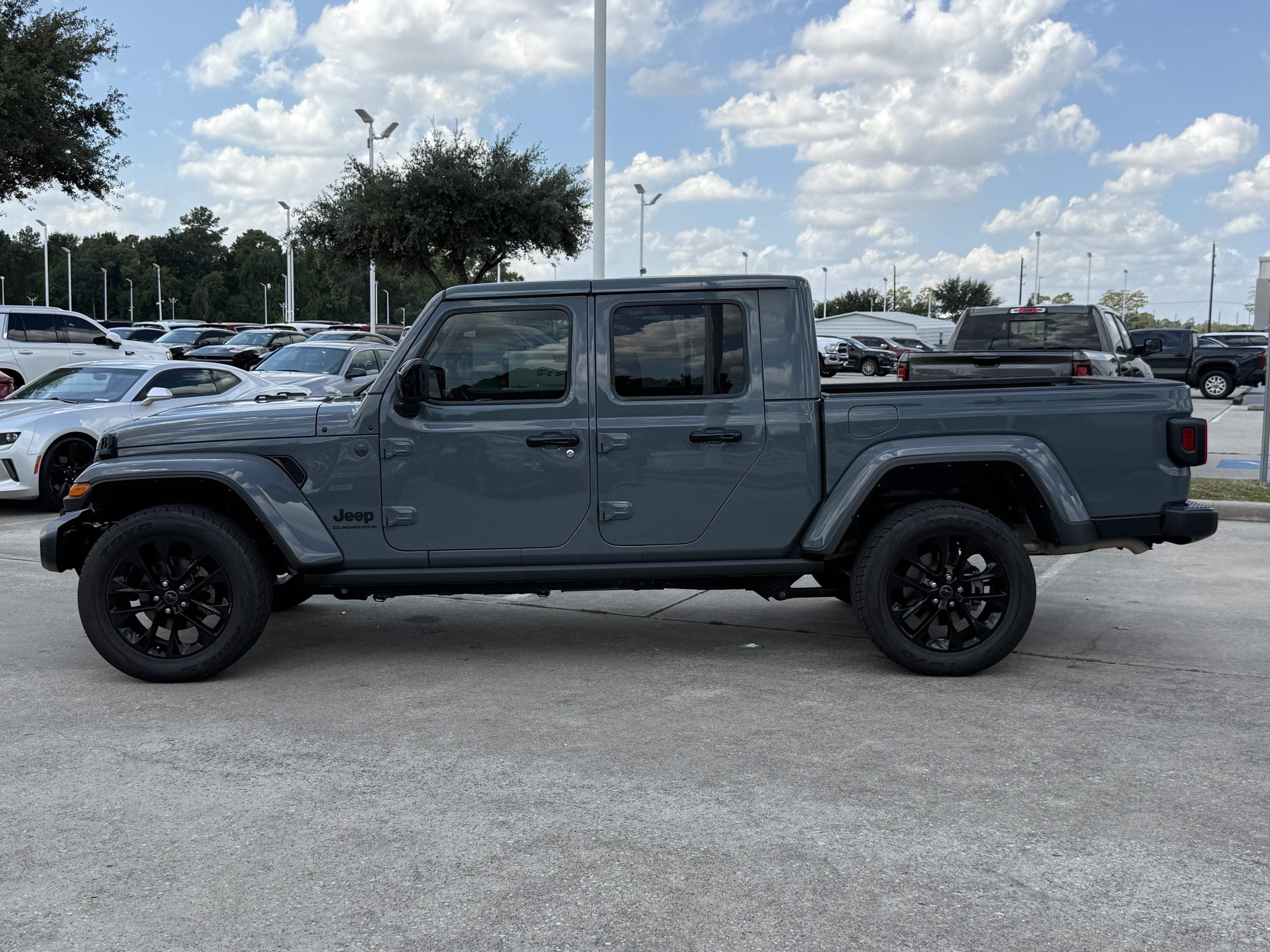 Used 2024 Jeep Gladiator Sport AWD/4WD image 8
